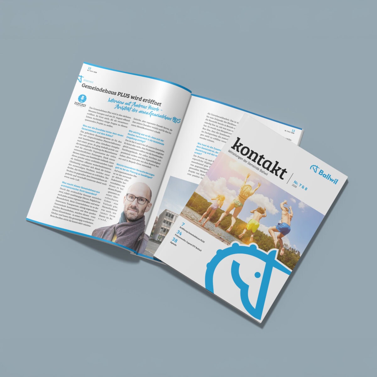 aufgeschlagenes gemeindemagazin «kontakt» von ballwil mit dem pferdekopf-signet