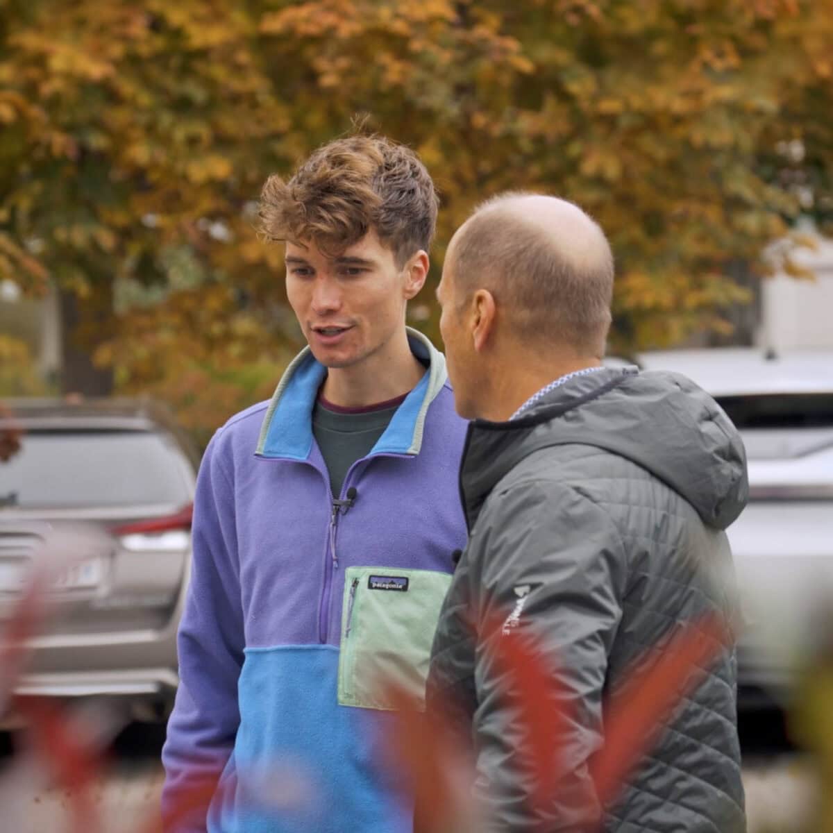 zwei personen im gespräch bei einem videodreh im freien
