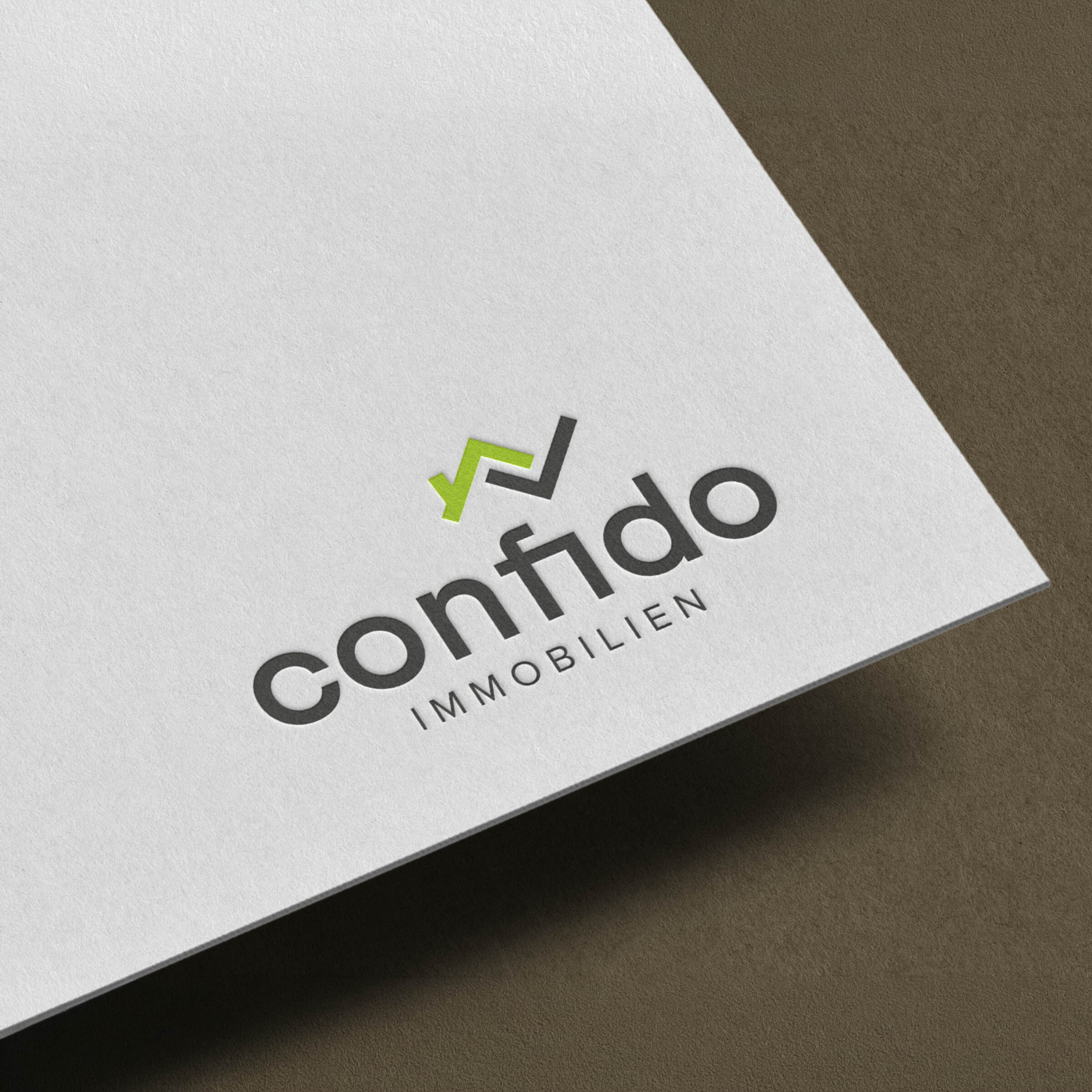 confido-immobilien-logo auf strukturiertem papier