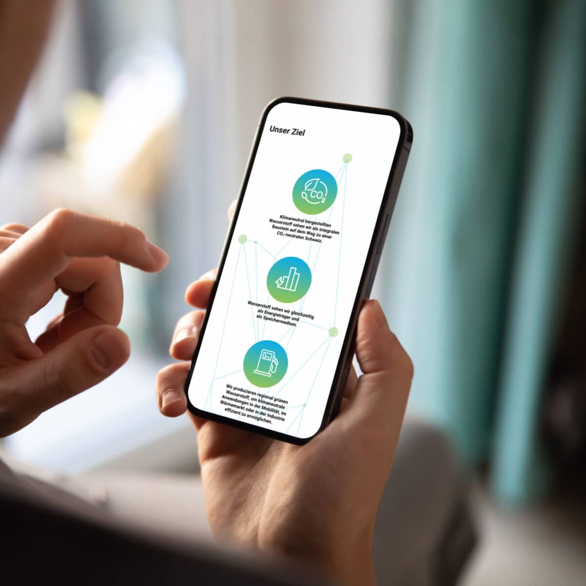 hand hält ein smartphone mit der mobilen website von mrh2