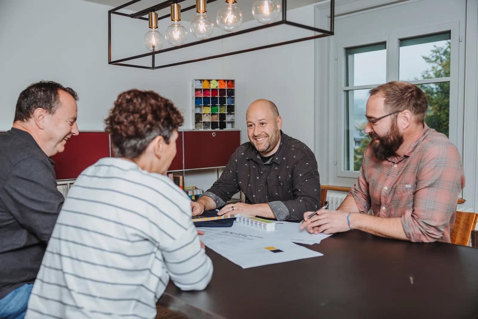 das team von konkret_ bespricht entwürfe am besprechungstisch
